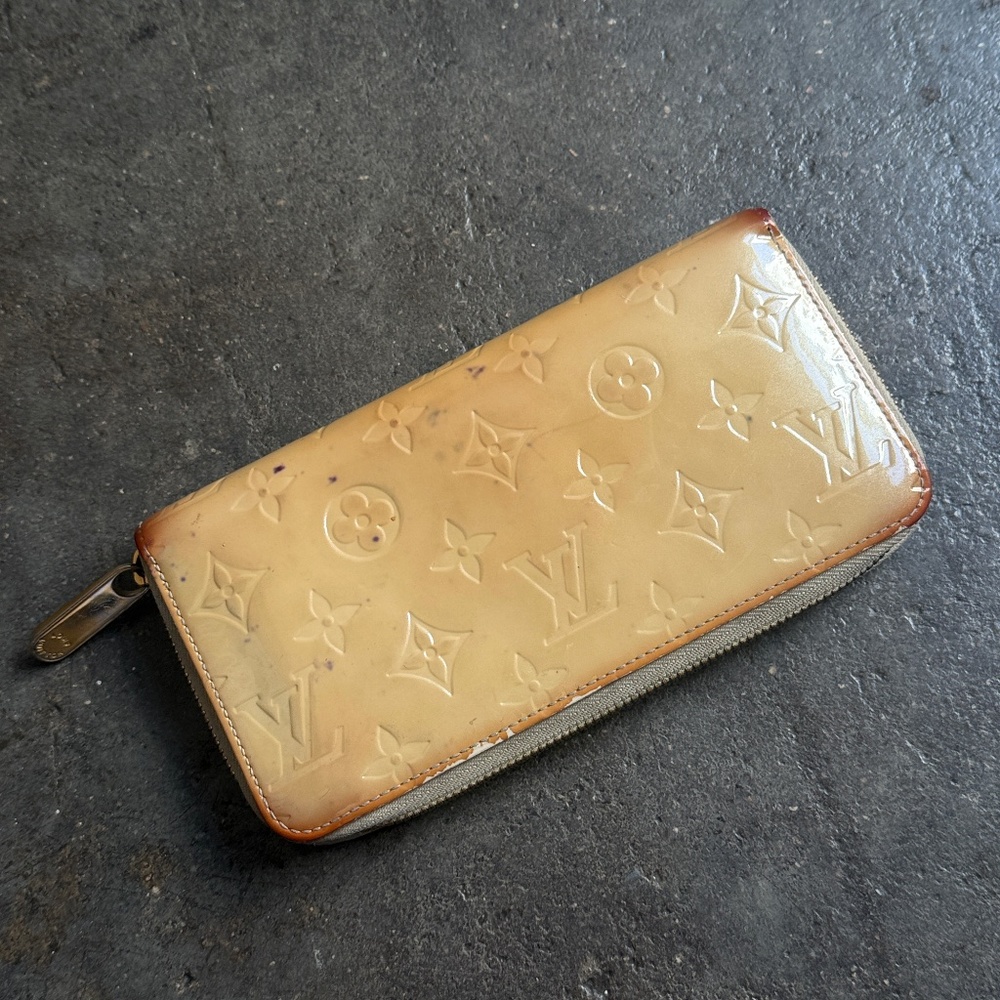 Louie Vuitton patent Leather Monogram Zippy Wallet